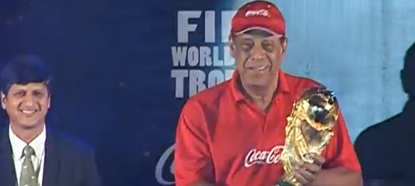 Carlos Alberto Torres with the FIFA World Cup Tophy in Kolkata