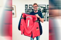 Liverpool manager Jürgen Klopp receives the first Trikot Jackett