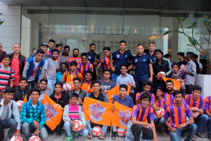 Orange Army fans welcome FC Pune City players amidst boisterous cheering