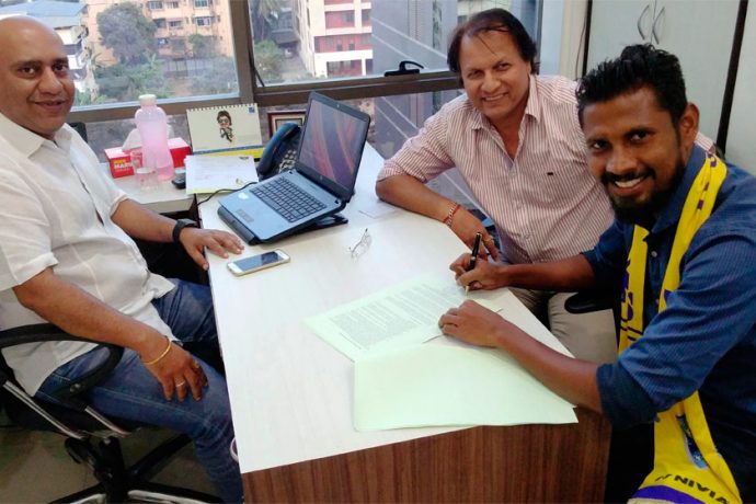 Former India winger Steven Dias signs extension with Mumbai FC (Photo courtesy: Mumbai FC)
