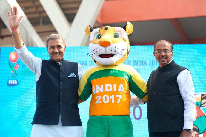 AIFF President Praful Patel, FIFA U-17 World Cup India 2017 mascot Khelo and Minister of Youth Affairs and Sports Vijay Goel (© FIFA)