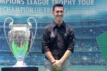 Luis García unveiled the UEFA Champions League Trophy at the Mahalaxmi Race Course in Mumbai (Photo courtesy: Heineken)