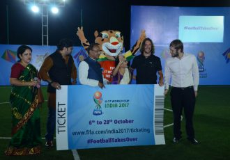 Carles Puyol hands over first ticket of FIFA U-17 World Cup India 2017 (Photo courtesy: FIFA U-17 World Cup India 2017 LOC)