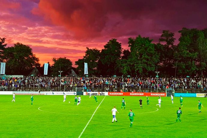 Match action during the FC Güterslog v FC Schalke 04 charity match at the Heidewaldstadion. (© CPD Football)
