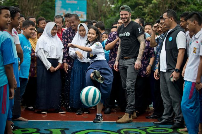 UNICEF Goodwill Ambassador David Beckham plays football with students and teachers at the SMPN 17 school in Semarang, Indonesia. (© UNICEF/Indonesia/Modola)