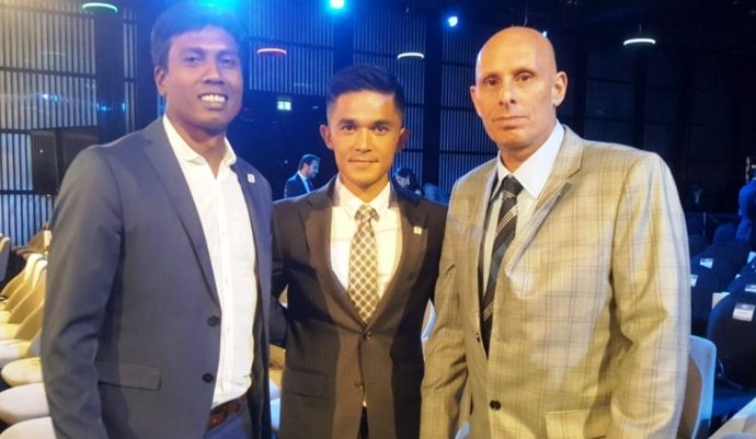 India head coach Stephen Constantine (right) with assistant coach Shanmugam Venkatesh (left) and captain Sunil Chhetri. (Photo courtesy: AIFF Media)