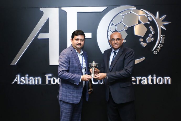 Mandar Tamhane recieves the South Zone Champions trophy from AFC General Secretary Dato' Windsor John. (Photo courtesy: Bengaluru FC)