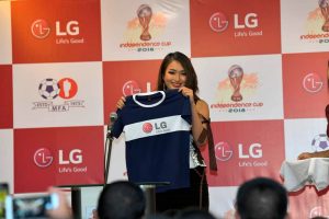 Miss Mizoram 2018 T. Ramthanmawii unveiling the jerseys for the LG Independence Cup 2018 - Women's Tournament. (Photo courtesy: Mizoram Football Association)