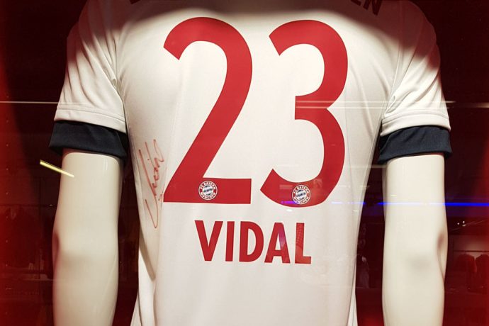 A signed Arturo Vidal FC Bayern Munich jersey (© CPD Football)