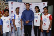 Milind Deora and the winners of QPR South Mumbai Junior Soccer Challenger Talent Hunt. (Photo courtesy: Saran Sports)