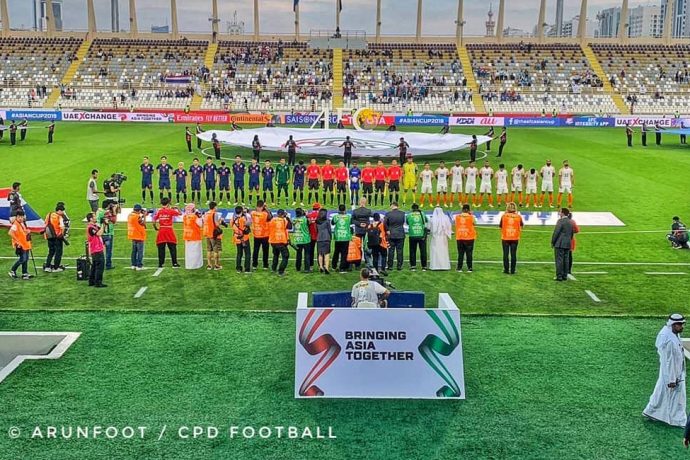The national teams of Thailand and India moments before their AFC Asian Cup UAE 2019 Group A match at the Al Nahyan Stadium in Abu Dhabi. (© arunfoot / CPD Football)