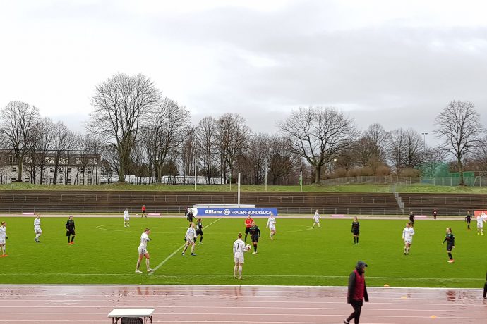 Women's German Cup (DFB-Pokal der Frauen) match action between Borussia Mönchengladbach and SC Freiburg at the Grenzlandstadion. (© CPD Football)
