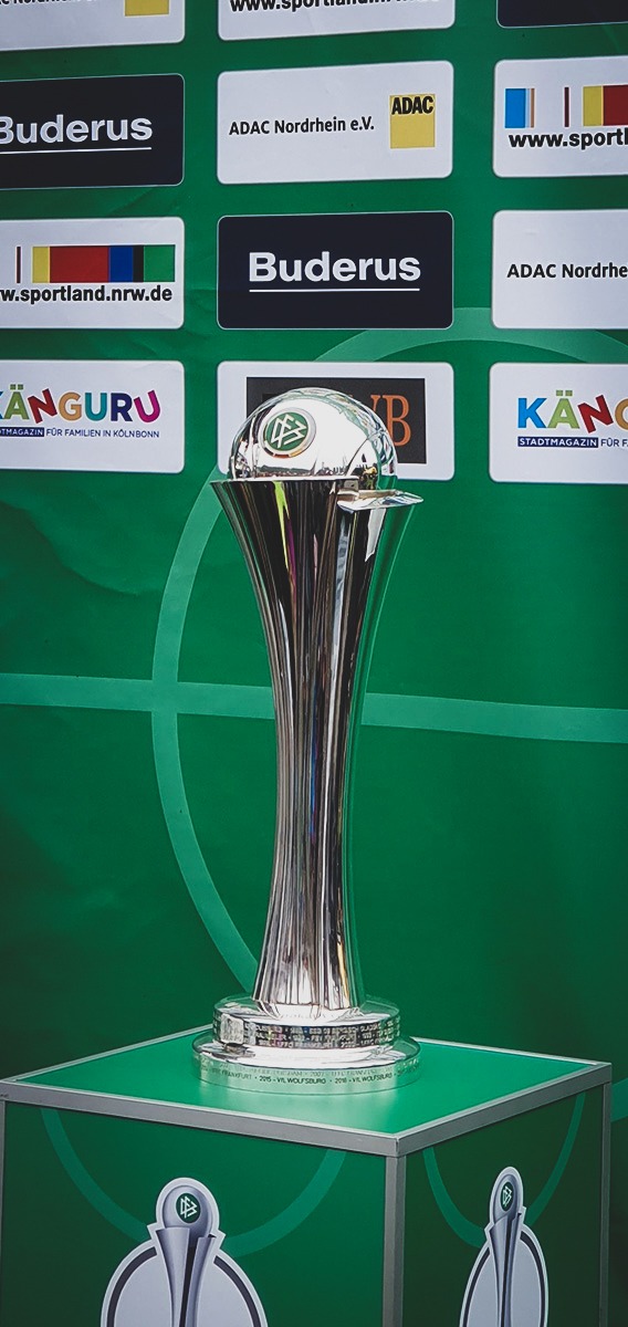 The DFB-Pokal der Frauen (German Women's Cup) trophy. (© CPD Football)