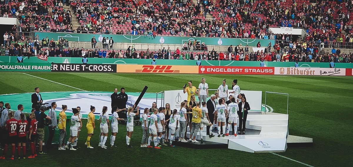 VfL Wolfsburg players and official receiving their gold medals from German President Frank-Walter Steinmeier. (© CPD Football)