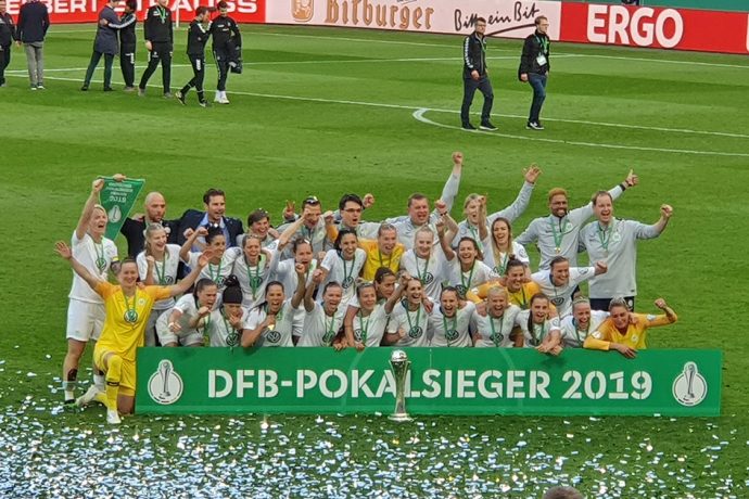 2019 DFB-Pokal der Frauen (German Women's Cup) winners VfL Wolfsburg. (© CPD Football)