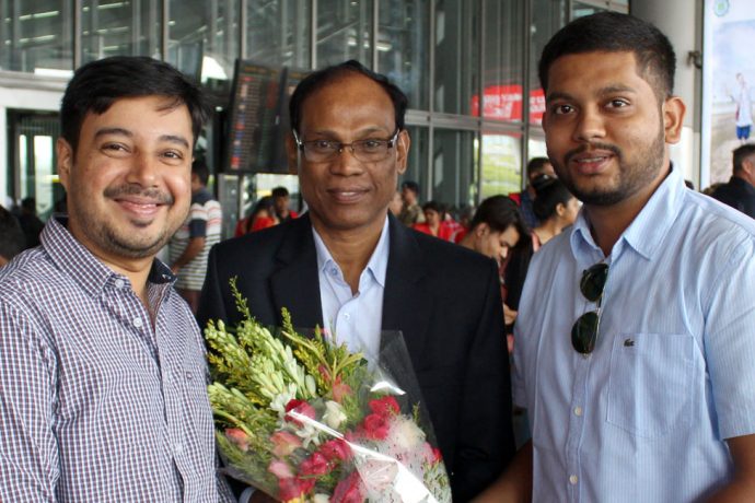 Former India legend Victor Amalraj is welcomed by Mohammedan Sporting Club officials at the Kolkata airport. (Photo courtesy: Mohammedan Sporting Club)