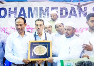 Victor Amalraj receiving the Shan-e-Mohammedan award from Mohammedan Sporting Club official. (Photo courtesy: Mohammedan Sporting Club)