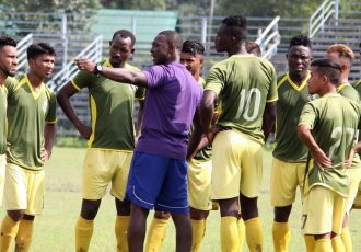 Mohammedan Sporting Club head coach Saheed Sunkanmi Ramon giving instructions to his players during a training session. (Photo courtesy: Mohammedan Sporting Club)
