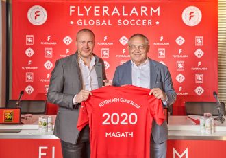 Felix Magath (right) and FLYERALARM CEO Thorsten Fischer present FLYERALARM Global Soccer. (Photo courtesy: FLYERALARM)