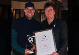 Award winner Jürgen Klopp and German Football Ambassador founder Roland Bischof in Doha, Qatar. (Photo courtesy: Deutscher Fußball Botschafter e.V.)
