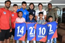Bengaluru FC head coach Carles Cuadrat and some his players with the children from the ‘viral free-kick video’ at their team hotel in Kochi. (Photo courtesy: Bengaluru FC)