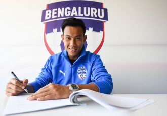 Udanta Singh signing a new contract with Bengaluru FC. (Photo courtesy: Bengaluru FC)
