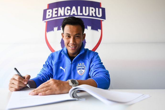 Udanta Singh signing a new contract with Bengaluru FC. (Photo courtesy: Bengaluru FC)