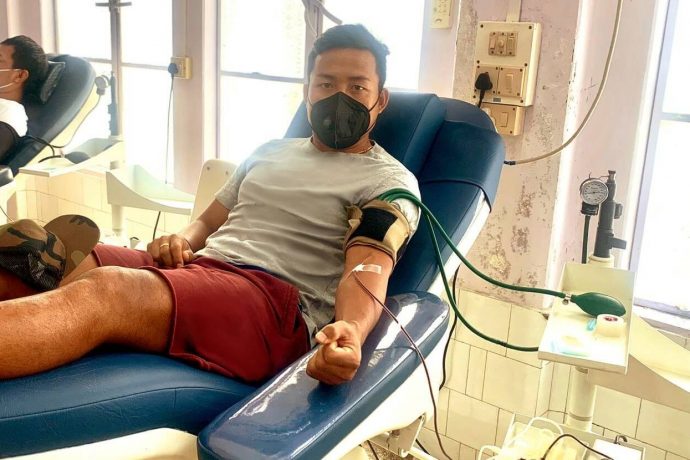 Indian national team striker Jeje Lalpekhlua donationg blood at the Synod Hospital in Durtlang, Mizoram. (Photo courtesy: AIFF Media)