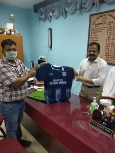 Mr. Patwin Fizardo (General Secretary, Dempo SC) and Dr. S. M. Bandekar (Dean of Goa Medical College) with the new new Dempo SC jersey. (Photo courtesy: Dempo SC)