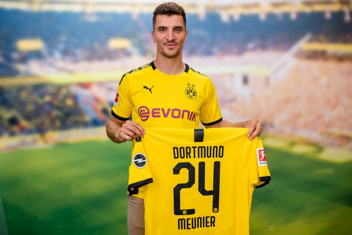 Thomas Meunier presents his new Borussia Dortmund jersey. (Photo courtesy: Borussia Dortmund)
