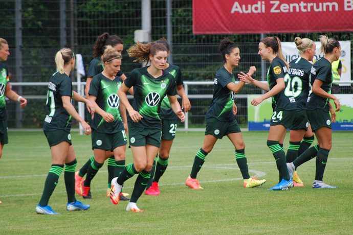 VfL Wolfsburg players celebrating one of their goals in the DFB-Pokal der Frauen (DFB Women's Cup) semi-final against DSC Arminia Bielefeld. (© CPD Football)