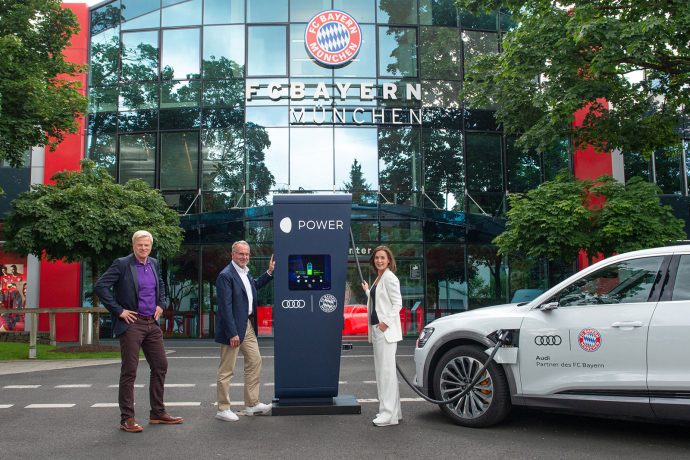 From right to left: Hildegard Wortmann, Audi Board Member for Sales and Marketing, Karl-Heinz Rummenigge, Chairman of the Executive Board of FC Bayern München AG, and Oliver Kahn, Member of the Executive Board of FC Bayern München AG presenting the mobile fast-charging terminal for the Audi e-tron. (Photo courtesy: Audi AG)