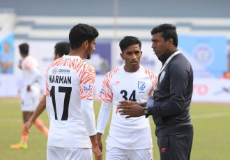 Indian national team assistant coach and Indian Arrows head coach Shanmugam Venkatesh with two of his players. (Photo courtesy: AIFF Media)