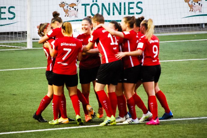 FSV Gütersloh 2009 players celebrating one of their goals in the DFB Women's Cup Round 1 match against DSC Arminia Bielefeld. (© CPD Football)