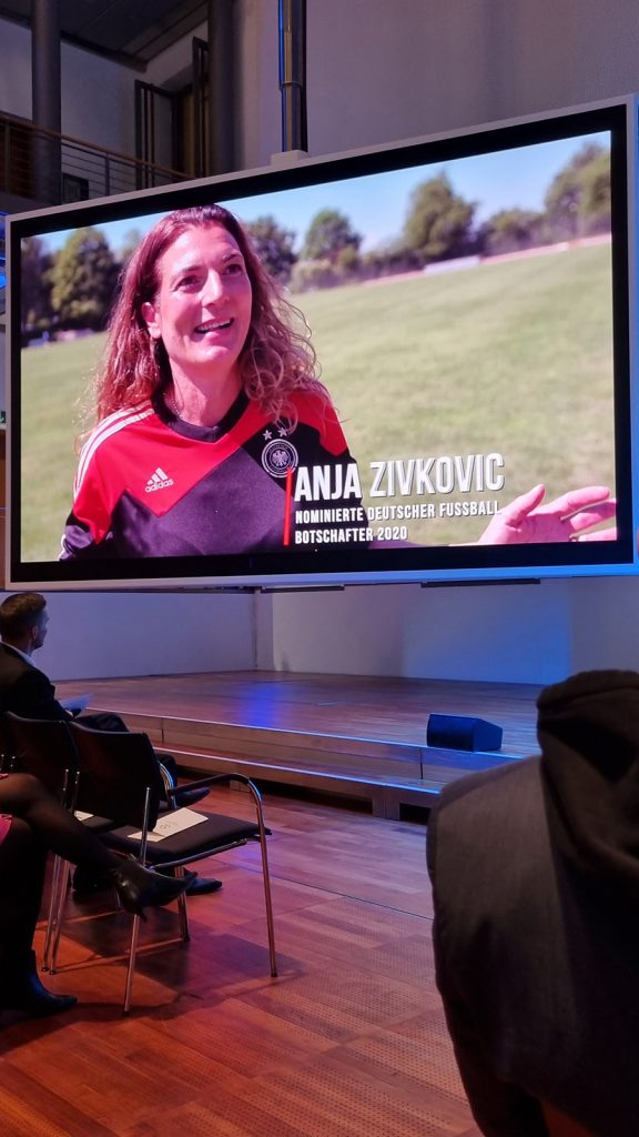 Anja Zivkovic - Deutscher Fussball Botschafter 2021 - Award-Verleihung in der Hauptstadtrepräsentanz der Deutschen Telekom am 6. Oktober 2021 (© CPD Football)