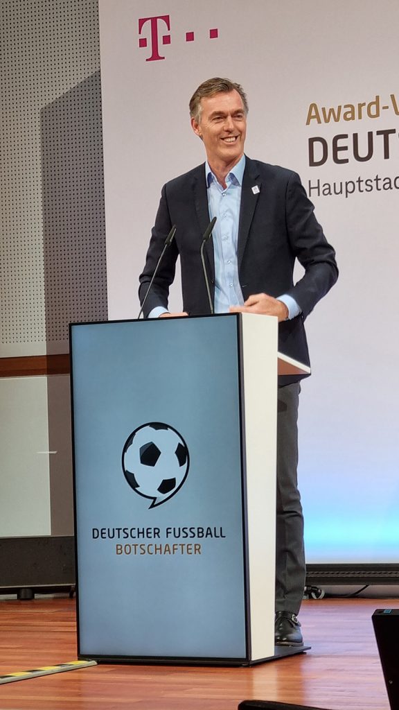 Michael Hagspihl - Deutscher Fussball Botschafter 2021 - Award-Verleihung in der Hauptstadtrepräsentanz der Deutschen Telekom am 6. Oktober 2021 (© CPD Football)
