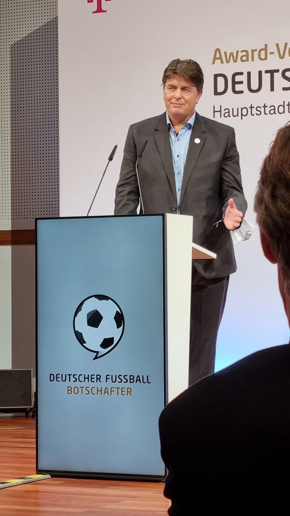 Roland Bischof - Deutscher Fussball Botschafter 2021 - Award-Verleihung in der Hauptstadtrepräsentanz der Deutschen Telekom am 6. Oktober 2021 (© CPD Football)