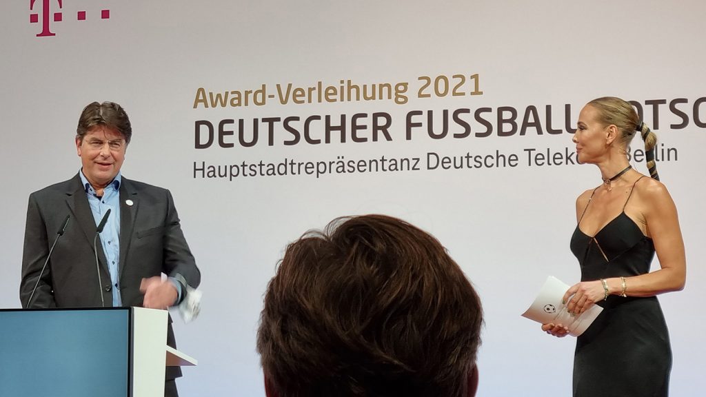Roland Bischof und Sylvia Walker - Deutscher Fussball Botschafter 2021 - Award-Verleihung in der Hauptstadtrepräsentanz der Deutschen Telekom am 6. Oktober 2021 (© CPD Football)