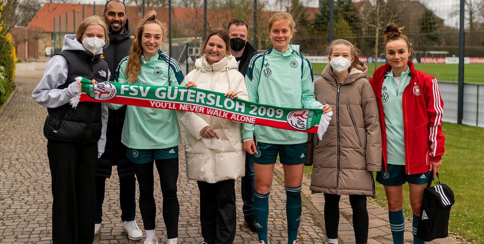 Current and former FSV Gütersloh players and officials (from left to right): Hedda Wahle (U-17s), Chris Punnakkattu Daniel (Strategic Advisor, FSV Gütersloh), Sophia Kleinherne (at the club from 2014 to 2017), Noreen Günnewig (1st Team), Tobias Neumann (Dy. Managing Director, FSV Gütersloh), Sjoeke Nüsken (at the club in 2017), Leandra Kammermann (2nd Team) and Lina Magull (at the club from 2010 to 2012). (© Alexander Ness / FSV Gütersloh 2009)