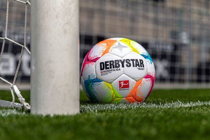 Official match ball of the Bundesliga and Bundesliga 2 for the 2022-23 season: DERBYSTAR "Bundesliga Brillant APS". (Photo: DERBYSTAR)