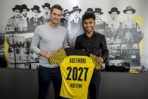 Borussia Dortmund's designated sporting director Sebastian Kehl with new signing Karim Adeyemi. (Photo courtesy: Borussia Dortmund GmbH & Co. KGaA)