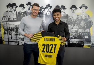 Borussia Dortmund's designated sporting director Sebastian Kehl with new signing Karim Adeyemi. (Photo courtesy: Borussia Dortmund GmbH & Co. KGaA)